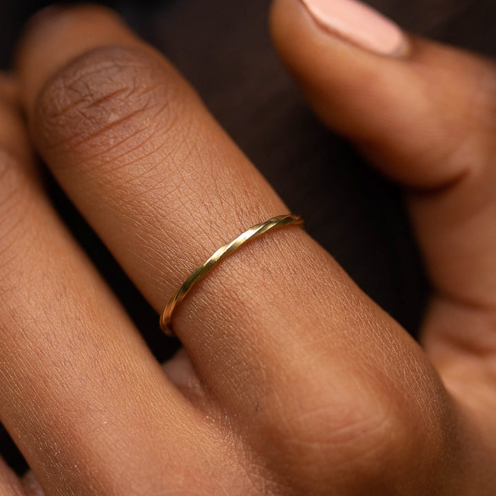 Adèle 14 Karat Gelbgold gedrehter Ring
