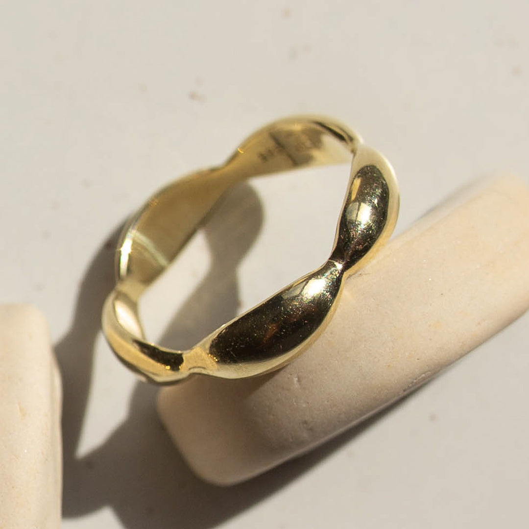 Misaki 14 Karat Gelbgold geschwungener Ring