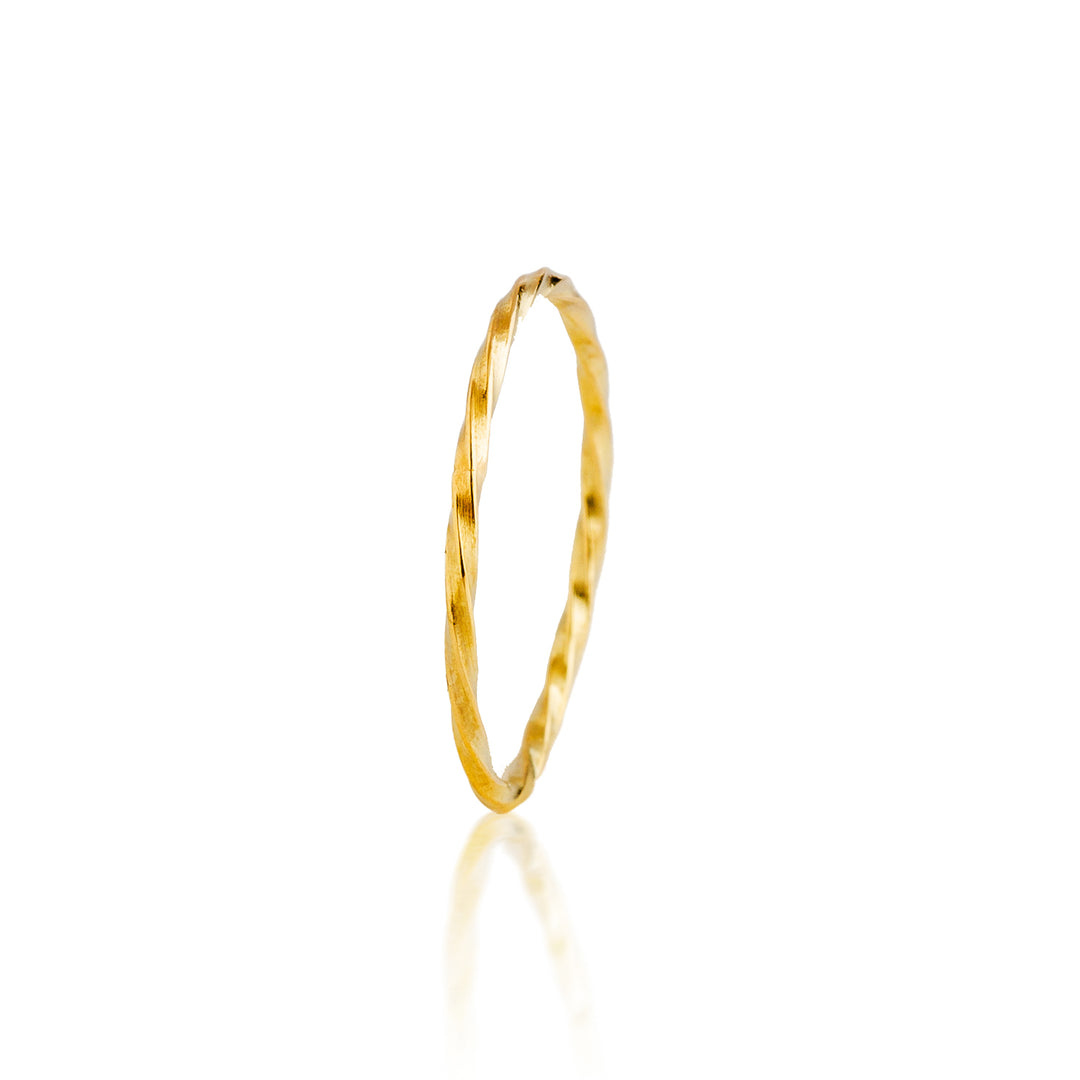 Adèle 14 Karat Gelbgold gedrehter Ring on white background