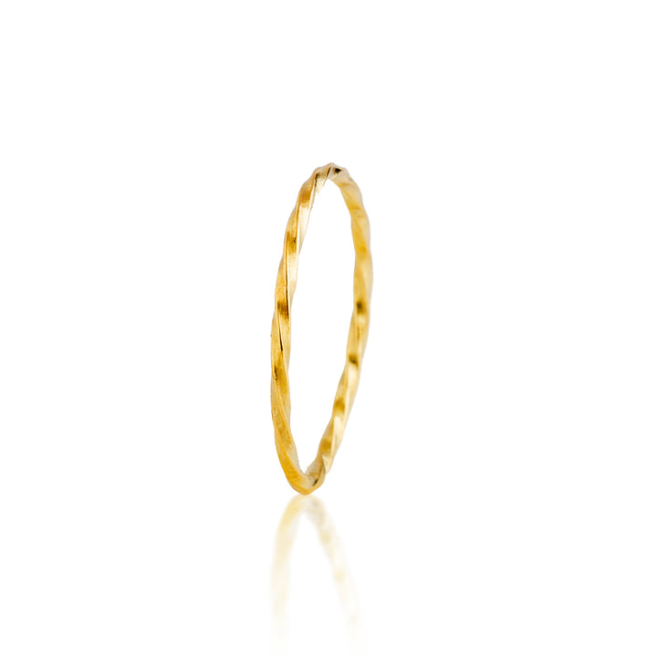 Adèle 14 Karat Gelbgold gedrehter Ring on white background