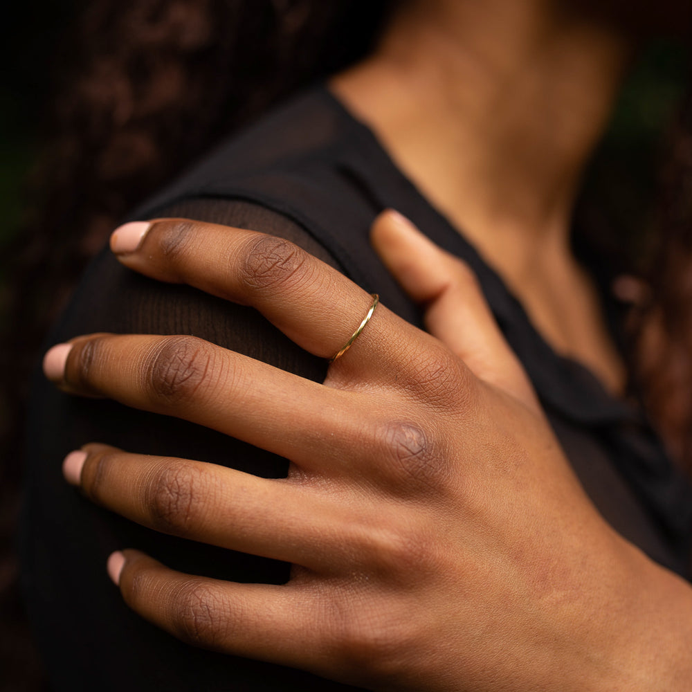 Adèle 14 Karat Gelbgold gedrehter Ring 2 on hand