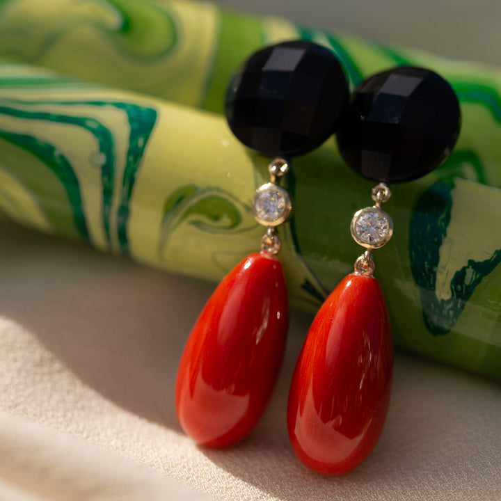 Coral 14 Karat Gelbgold Onyx Brillant Koralle Ohrstecker
