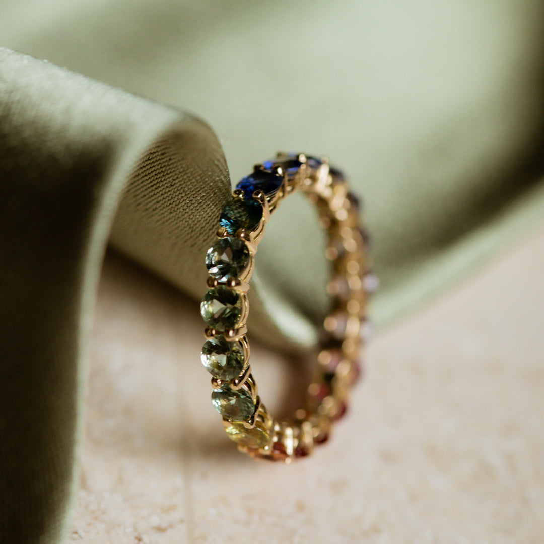Rainbow 14 Karat Gelbgold Saphir Ring standing