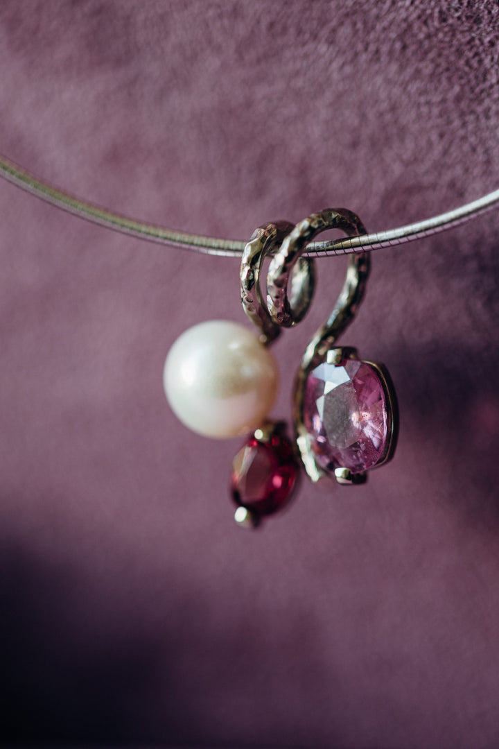 Luxuriöser Anhänger Mon Amour aus Weißgold mit zwei pinkfarbenen Spinellen und Süßwasserperle – Rose Romantique Kollektion von Nadia aus dem CF Atelier.