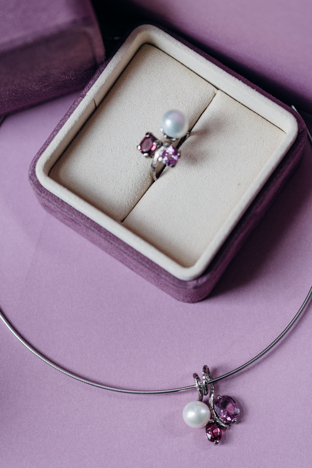 Luxuriöser Anhänger Mon Amour aus Weißgold mit zwei pinkfarbenen Spinellen und Süßwasserperle – Rose Romantique Kollektion von Nadia aus dem CF Atelier.