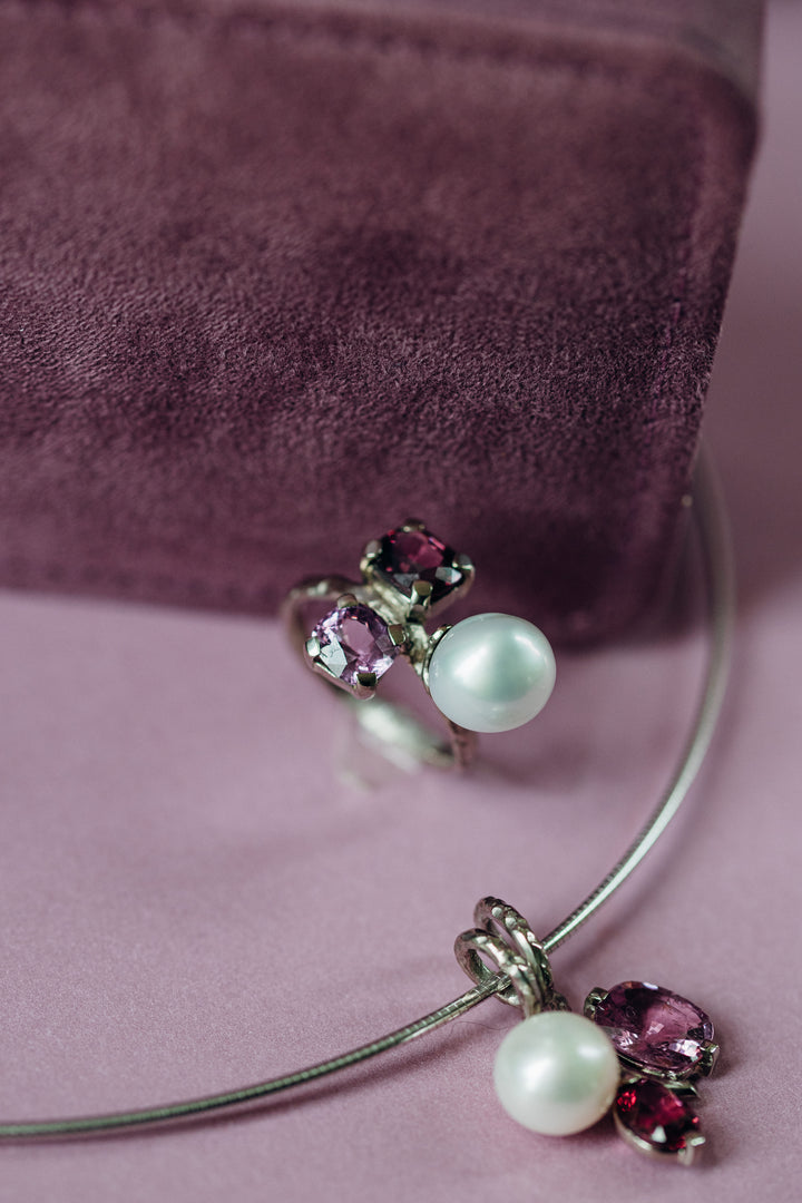 Luxuriöser Anhänger Mon Amour aus Weißgold mit zwei pinkfarbenen Spinellen und Süßwasserperle – Rose Romantique Kollektion von Nadia aus dem CF Atelier.
