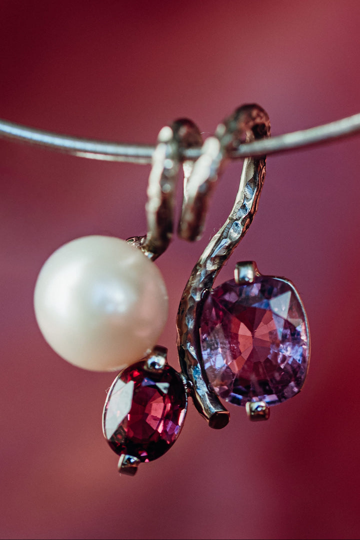 Luxuriöser Anhänger Mon Amour aus Weißgold mit zwei pinkfarbenen Spinellen und Süßwasserperle – Rose Romantique Kollektion von Nadia aus dem CF Atelier.
