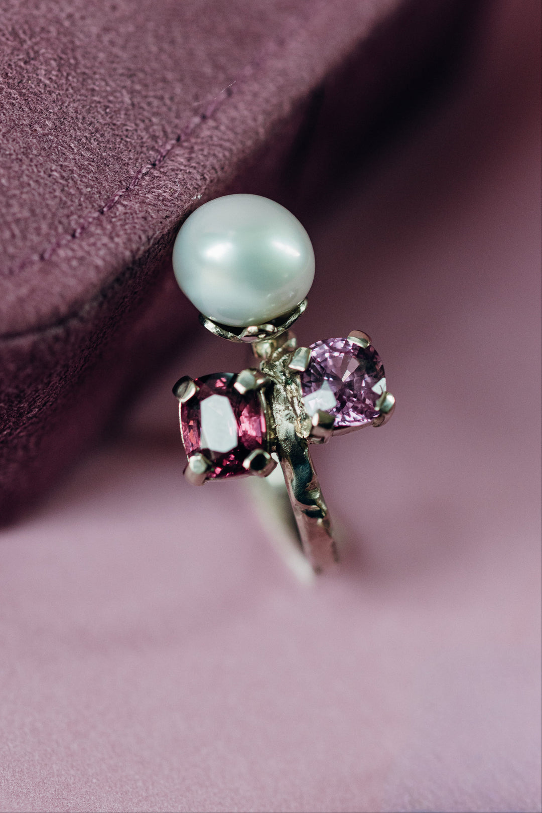 Luxuriöser Cocktailring Mon Amour aus Weißgold mit pinkfarbenem Spinell, Süßwasserperle und feinen Edelsteinen – Teil der Rose Romantique-Kollektion von Nadia