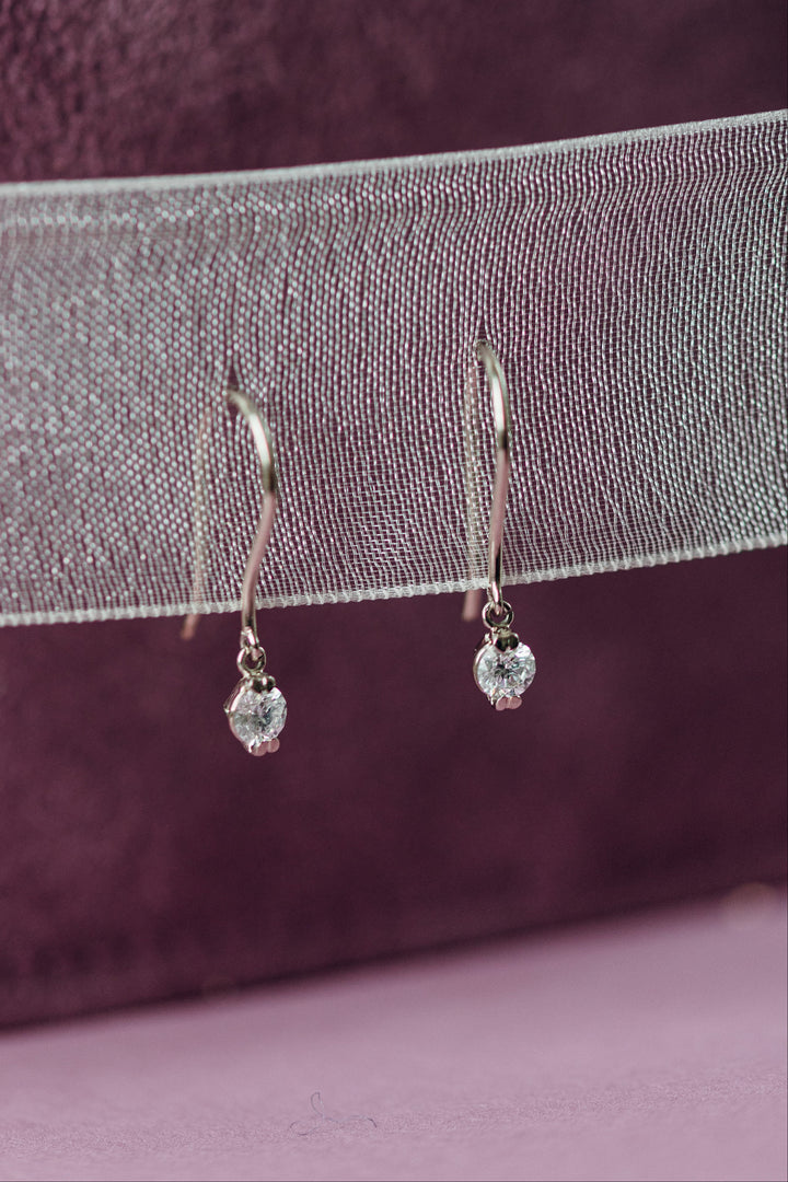 Emilia Ohrhänger aus Weißgold mit frei beweglichem Diamanten, der das Licht bei jeder Bewegung einfängt.