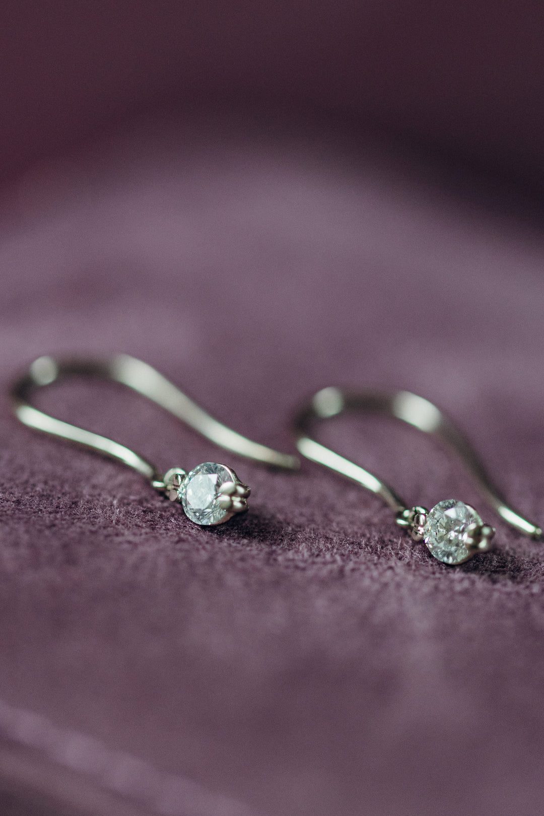 Minimalistische Emilia Drop Earrings, die mit jedem Diamanten ein sanftes Funkeln erzeugen.