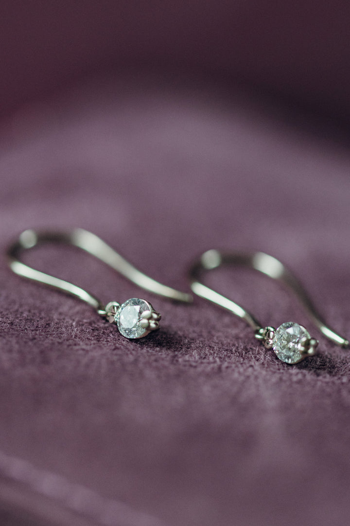 Minimalistische Emilia Drop Earrings, die mit jedem Diamanten ein sanftes Funkeln erzeugen.