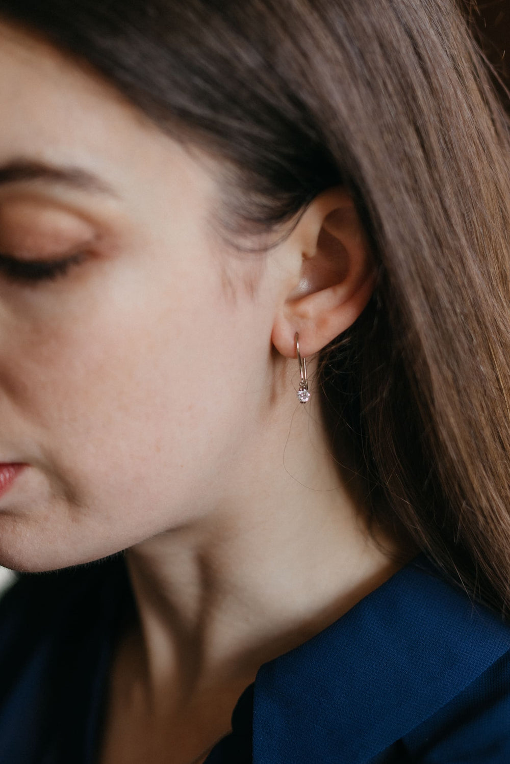 emilia-ohrringe-weissgold-diamanten-portrait-01.