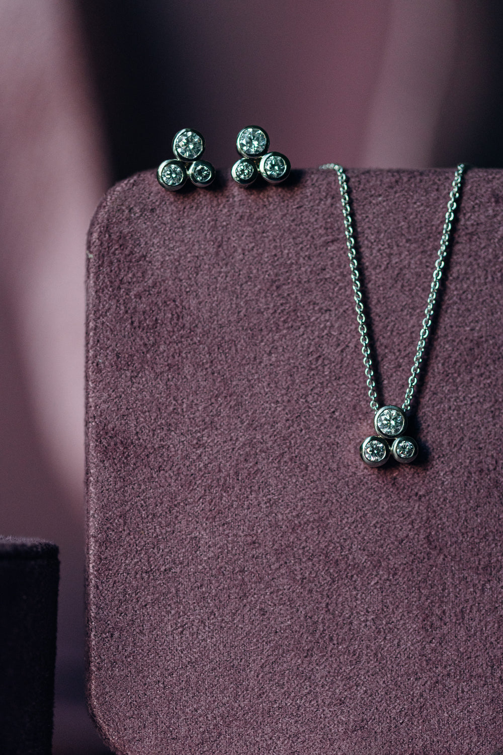 Nahaufnahme der Gloria Ohrstecker mit feiner Goldschmiedekunst