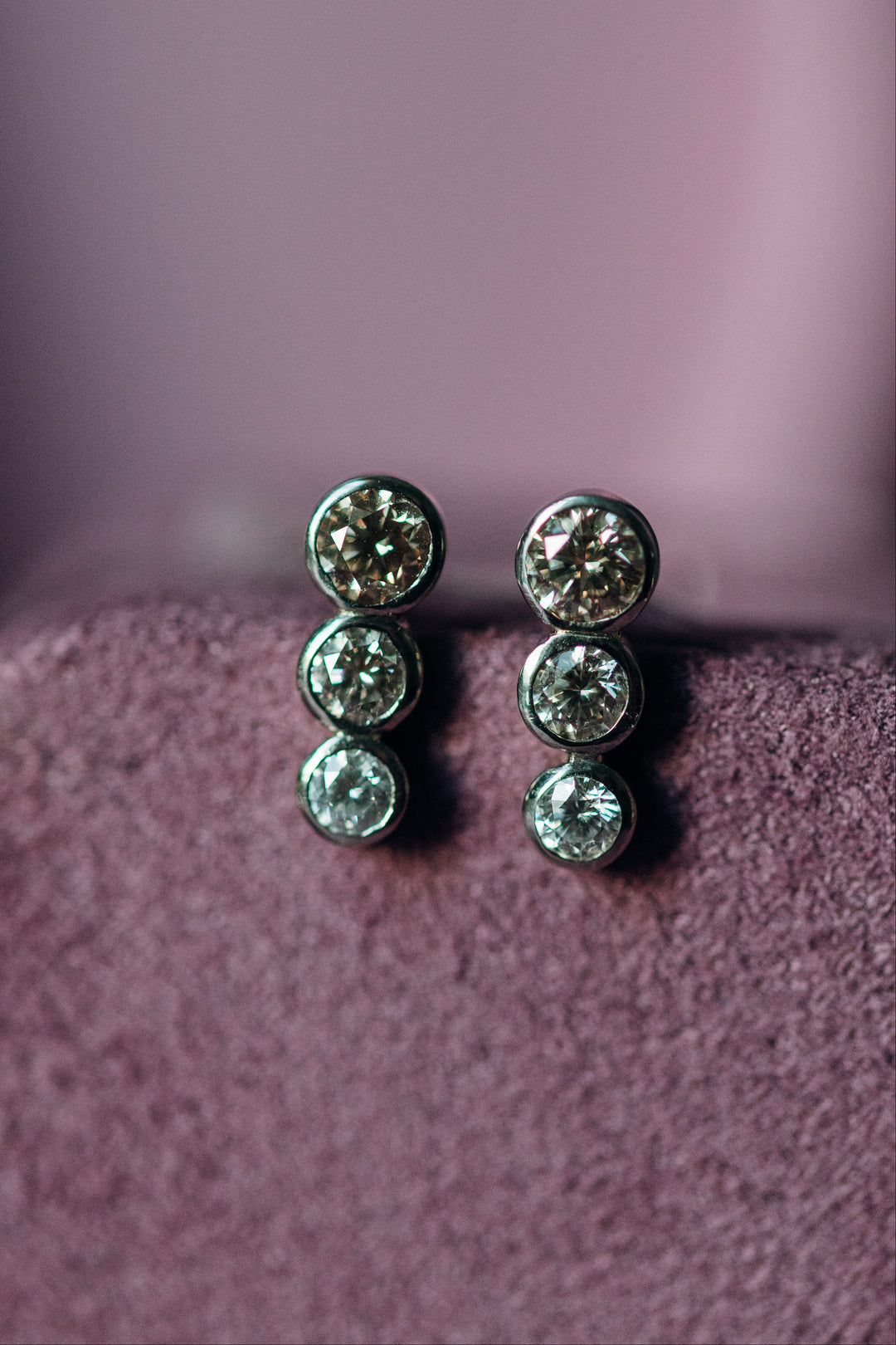 Diamond Collection Ohrstecker mit drei gefassten Brillanten in moderner vertikaler Anordnung, Schmuck handgefertigt in Deutschland