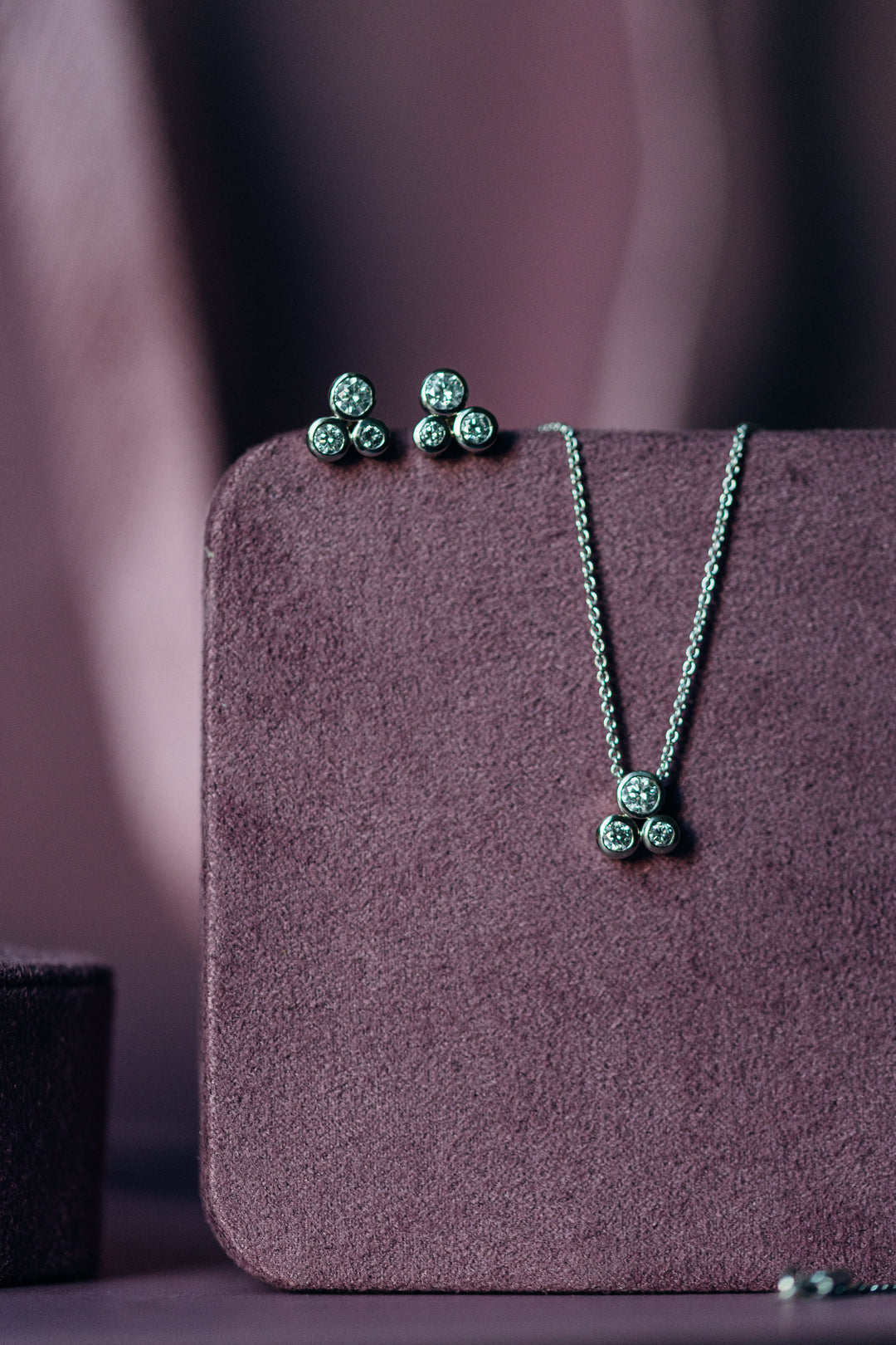 Seitenansicht der Gloria Ohrstecker – Brillanten in Goldfassung