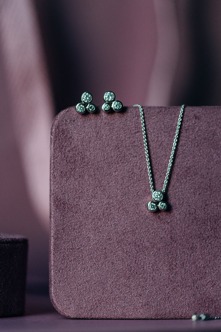 Seitenansicht der Gloria Ohrstecker – Brillanten in Goldfassung