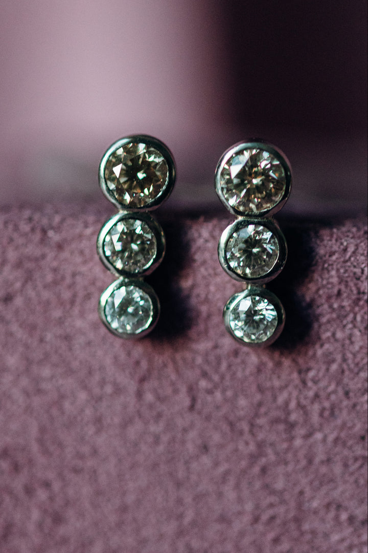 Dreireihige Diamant-Ohrstecker aus Weißgold, Teil der Diamond Collection, minimalistisch und handgefertigt in Rheinbach