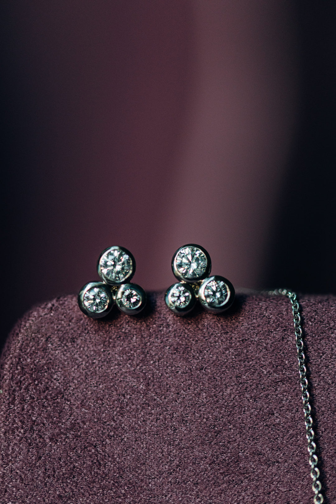 Gloria Ohrstecker mit drei Brillanten in 18 K Gold, handgefertigt in Rheinbach