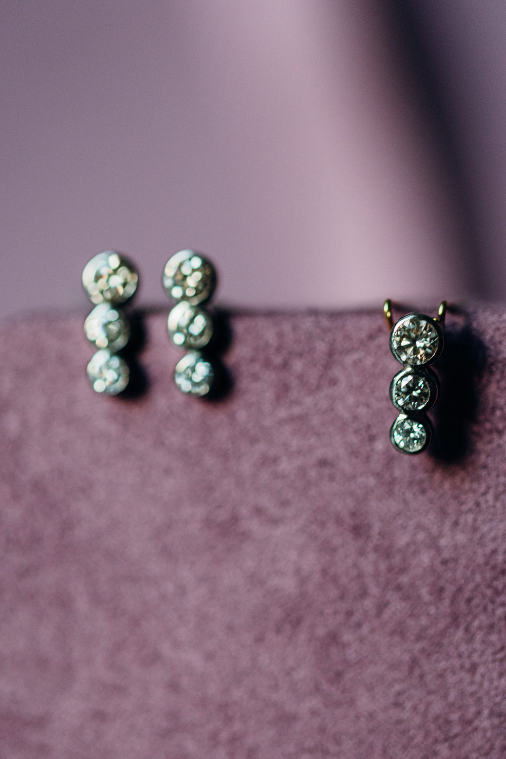 Handgefertigte Anhänger mit drei Diamanten in vertikaler Linie, zeitloses Design aus der Diamond Collection