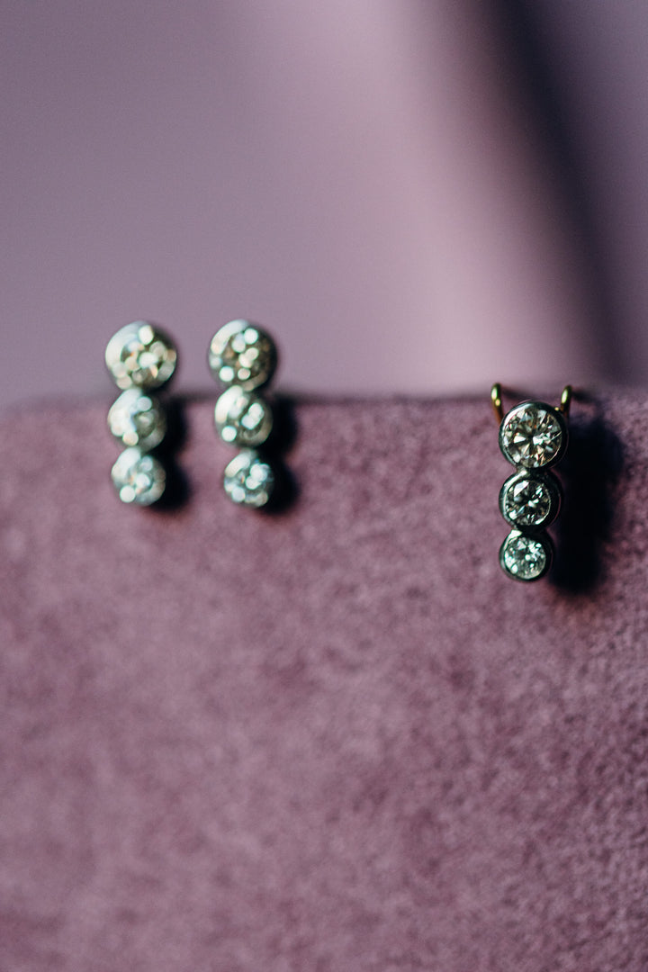 Handgefertigte Anhänger mit drei Diamanten in vertikaler Linie, zeitloses Design aus der Diamond Collection