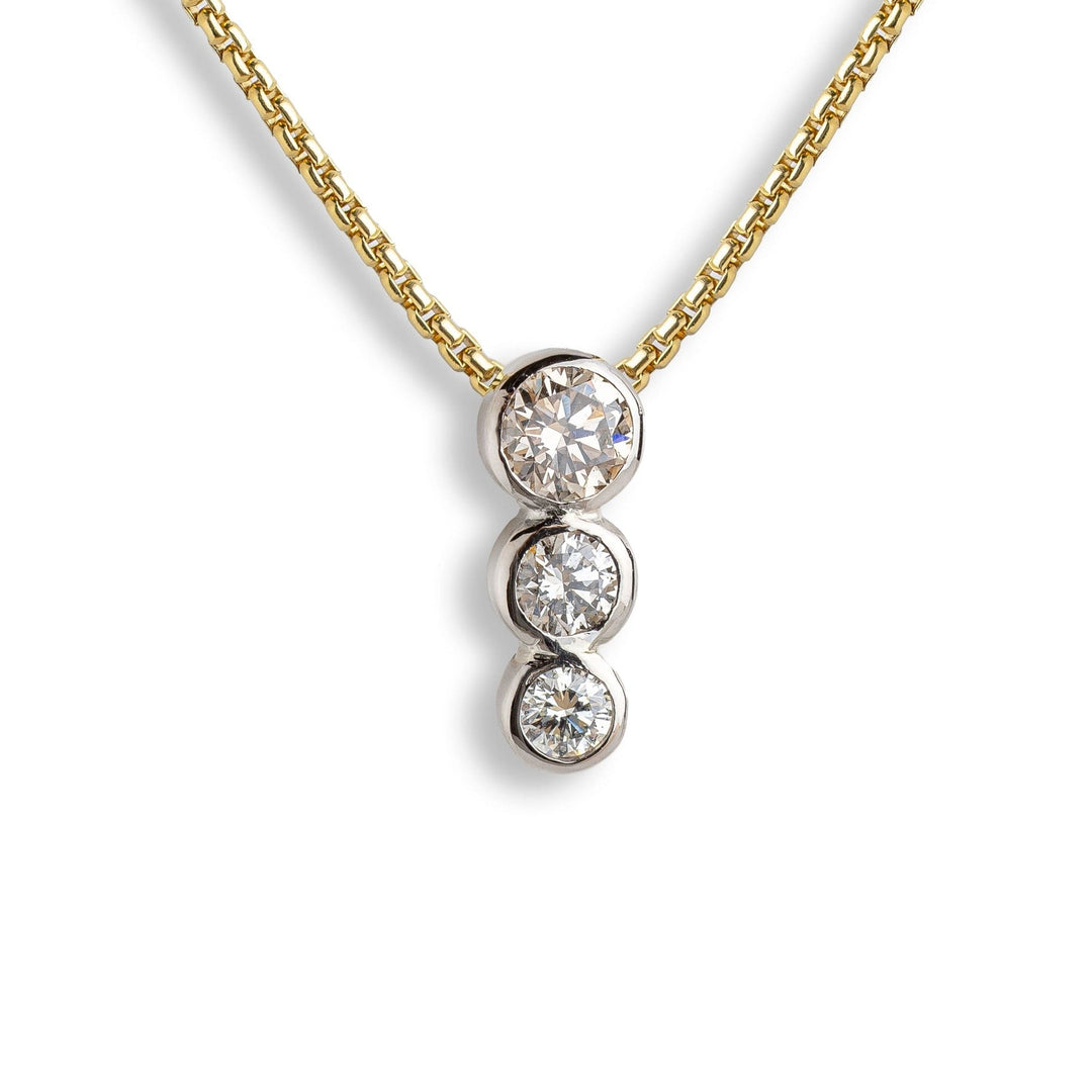 Feine Goldkette mit Anhänger aus drei übereinander angeordneten Brillanten in Weißgold-Fassung.