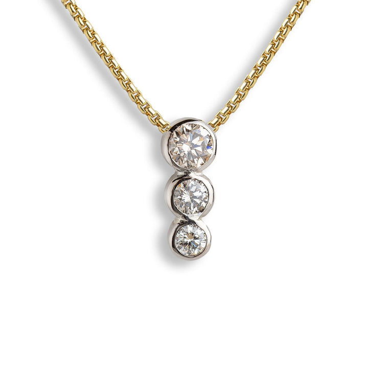 Feine Goldkette mit Anhänger aus drei übereinander angeordneten Brillanten in Weißgold-Fassung.
