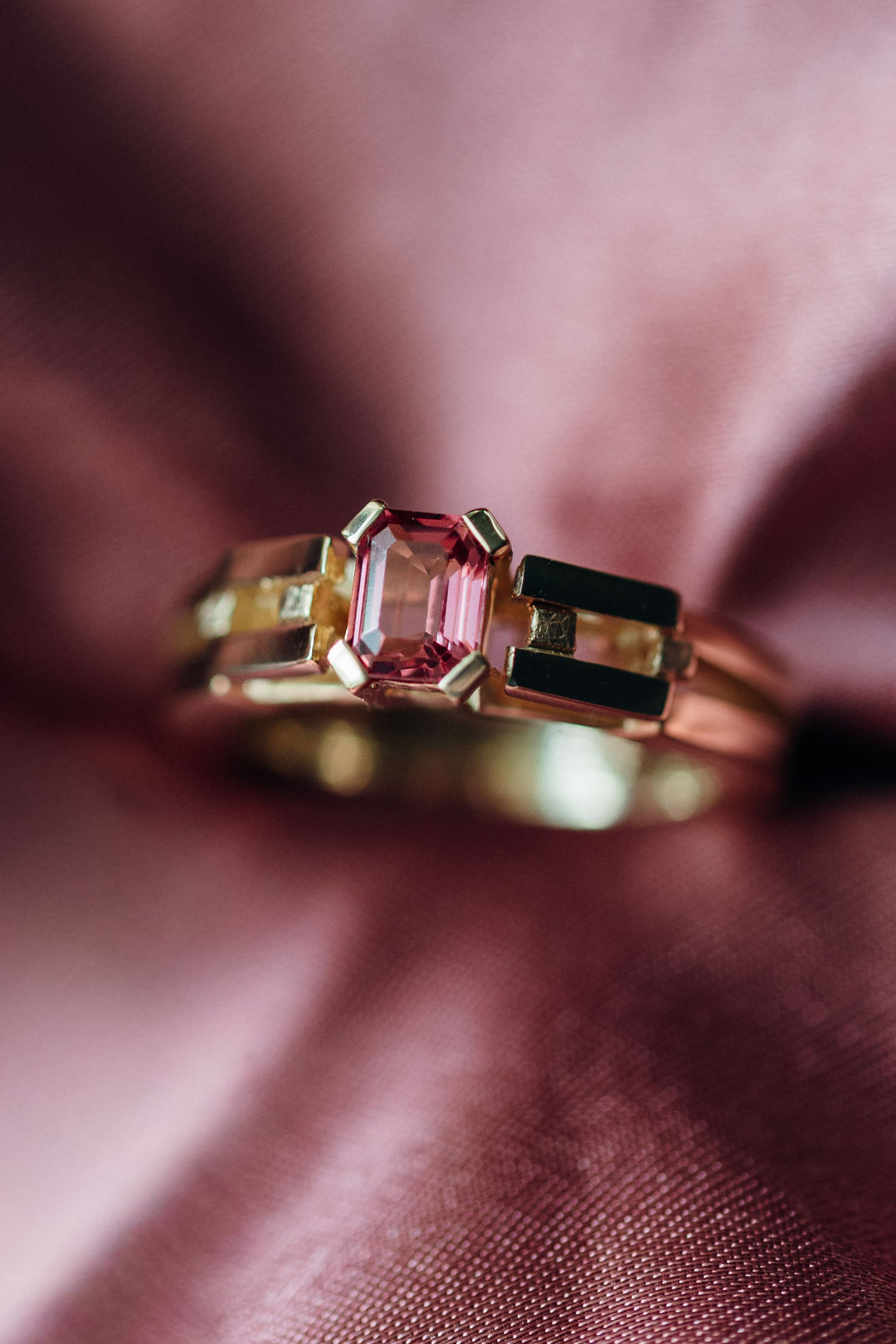 Detailaufnahme des Le Pont Rings mit Spinell in Goldfassung