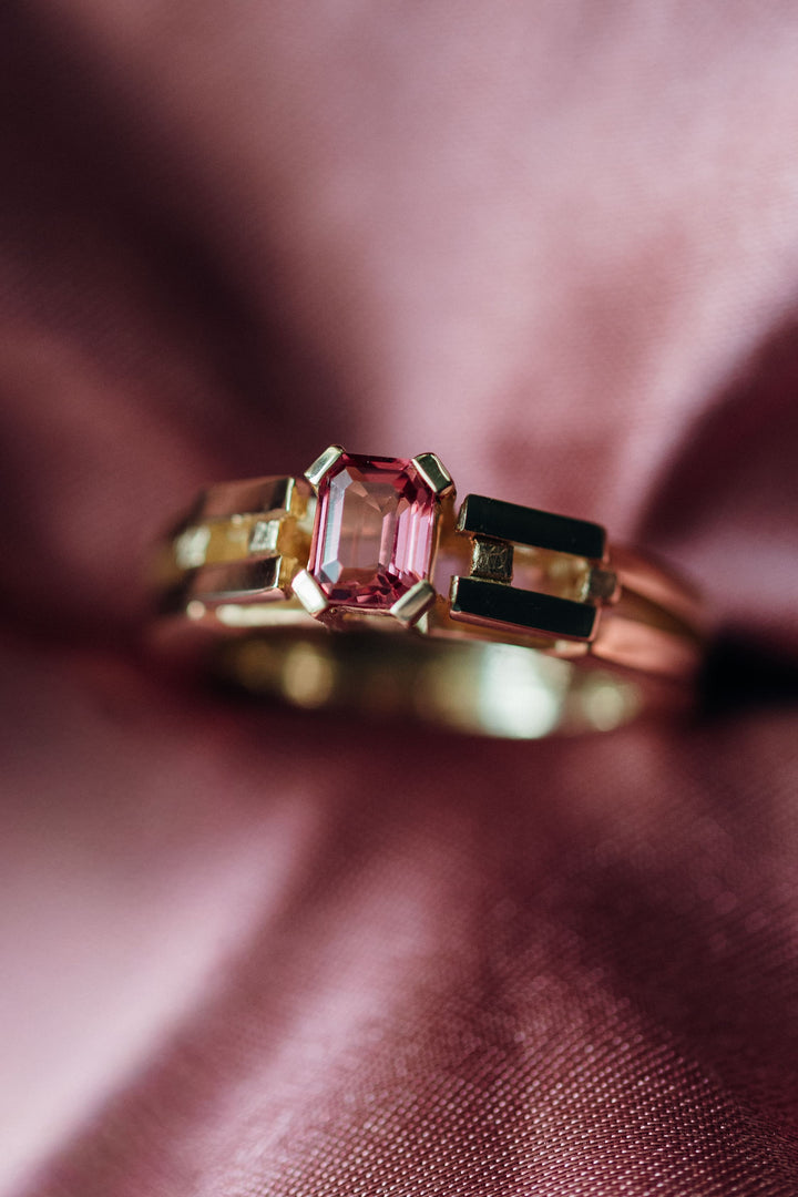 Detailaufnahme des Le Pont Rings mit Spinell in Goldfassung