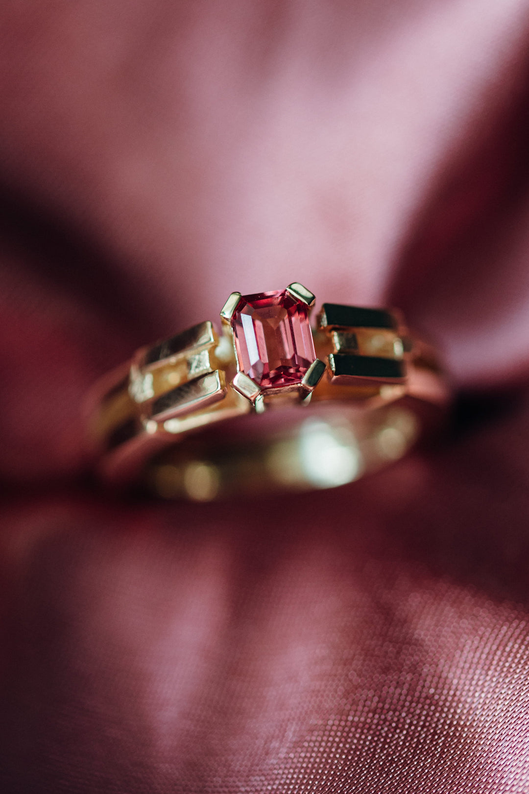 Le Pont Fine Jewelry Ring mit rosafarbenem Spinell, modern inszeniert