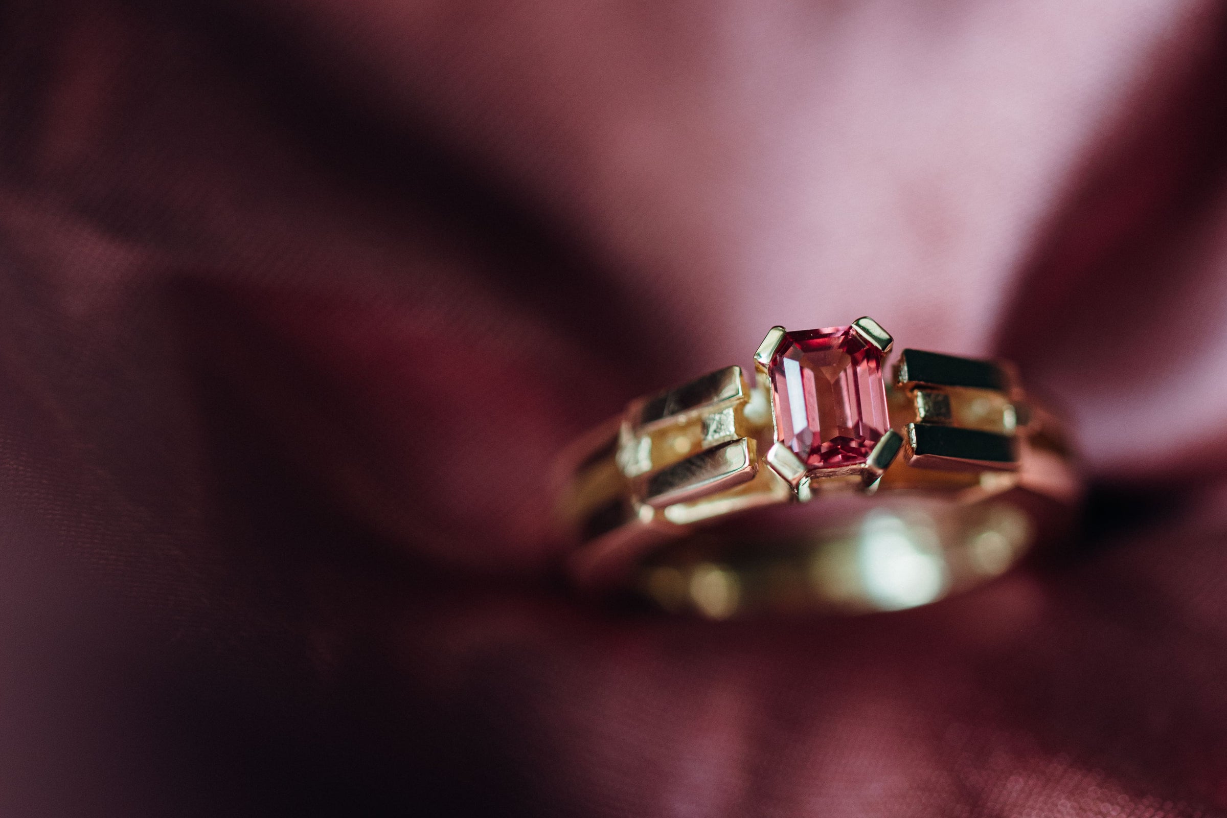 Handgefertigter Le Pont Ring aus 18 K Gelbgold mit Spinell