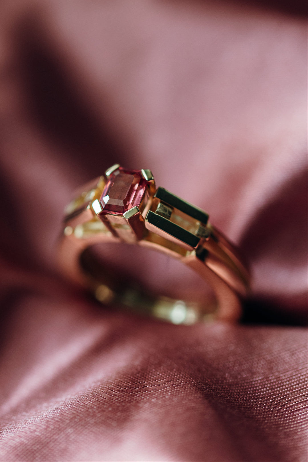 Le Pont Ring mit rosafarbenem Spinell in 18 K Gelbgold auf Seide