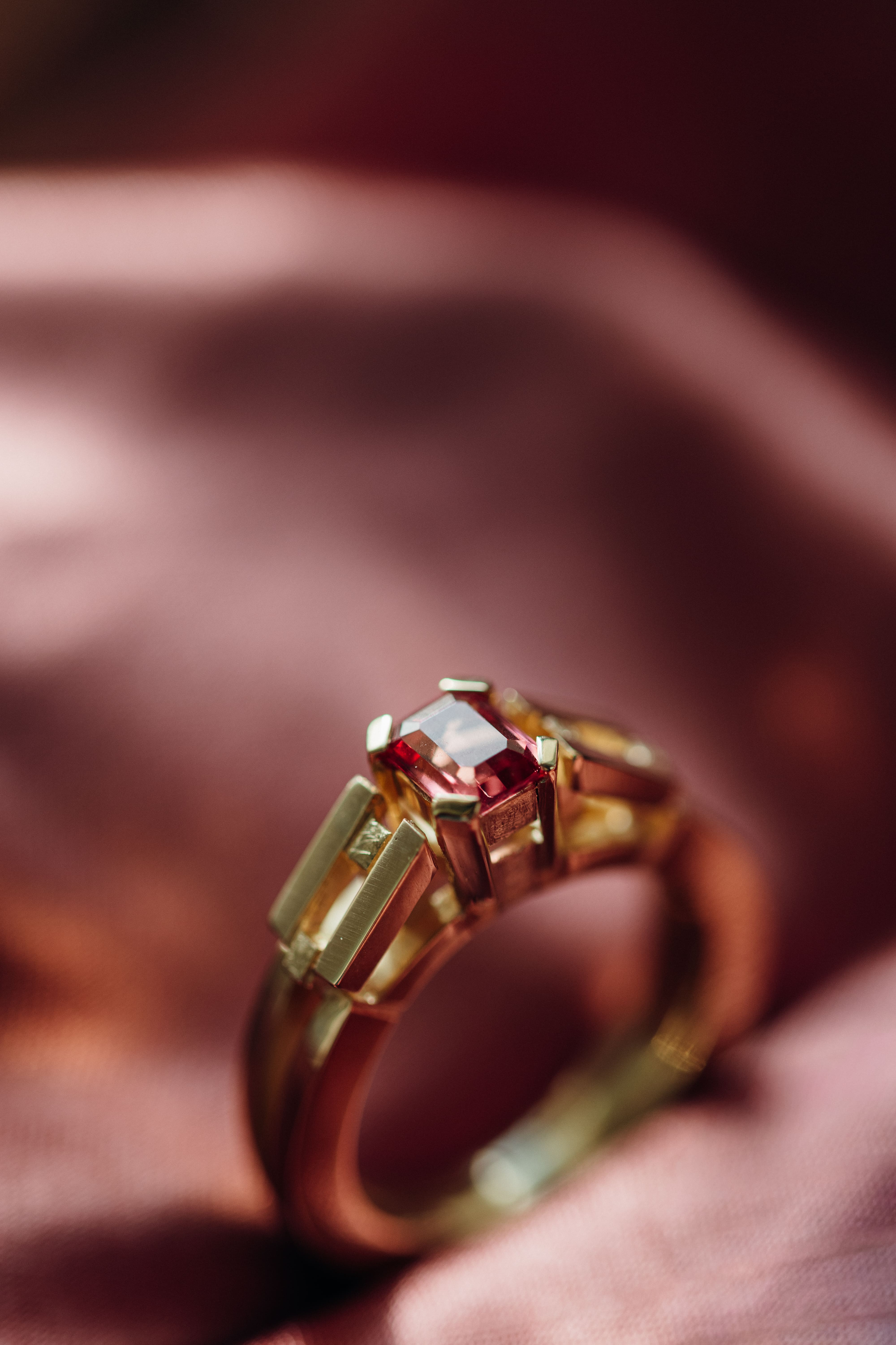 Le Pont Ring aus 18 K Gelbgold – rosafarbener Spinell als Zentrum