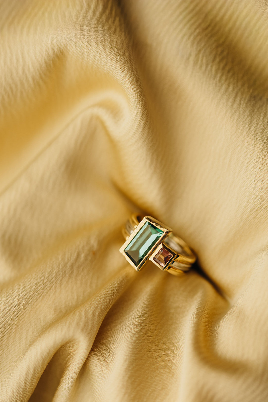 Luxuriöser Le Trésor Ring mit rechteckigem grünem und quadratischem rosafarbenem Stein