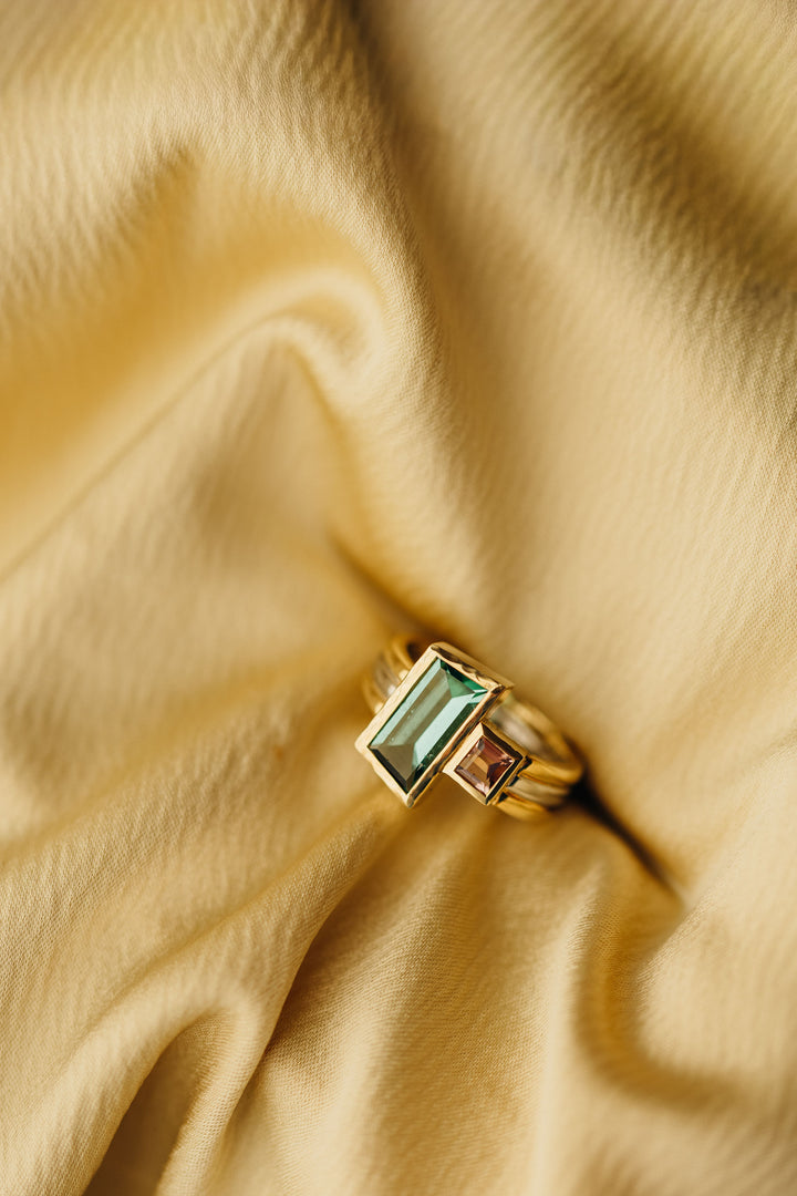 Luxuriöser Le Trésor Ring mit rechteckigem grünem und quadratischem rosafarbenem Stein