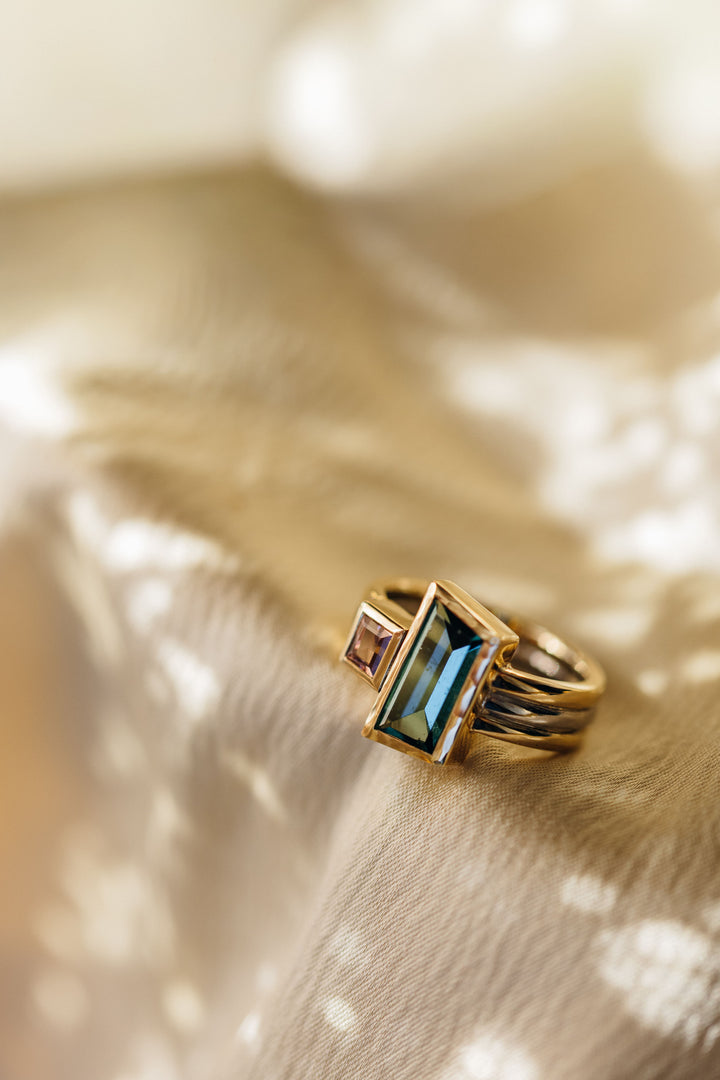 Le Trésor Ring mit geometrischem Design auf goldenem Hintergrund