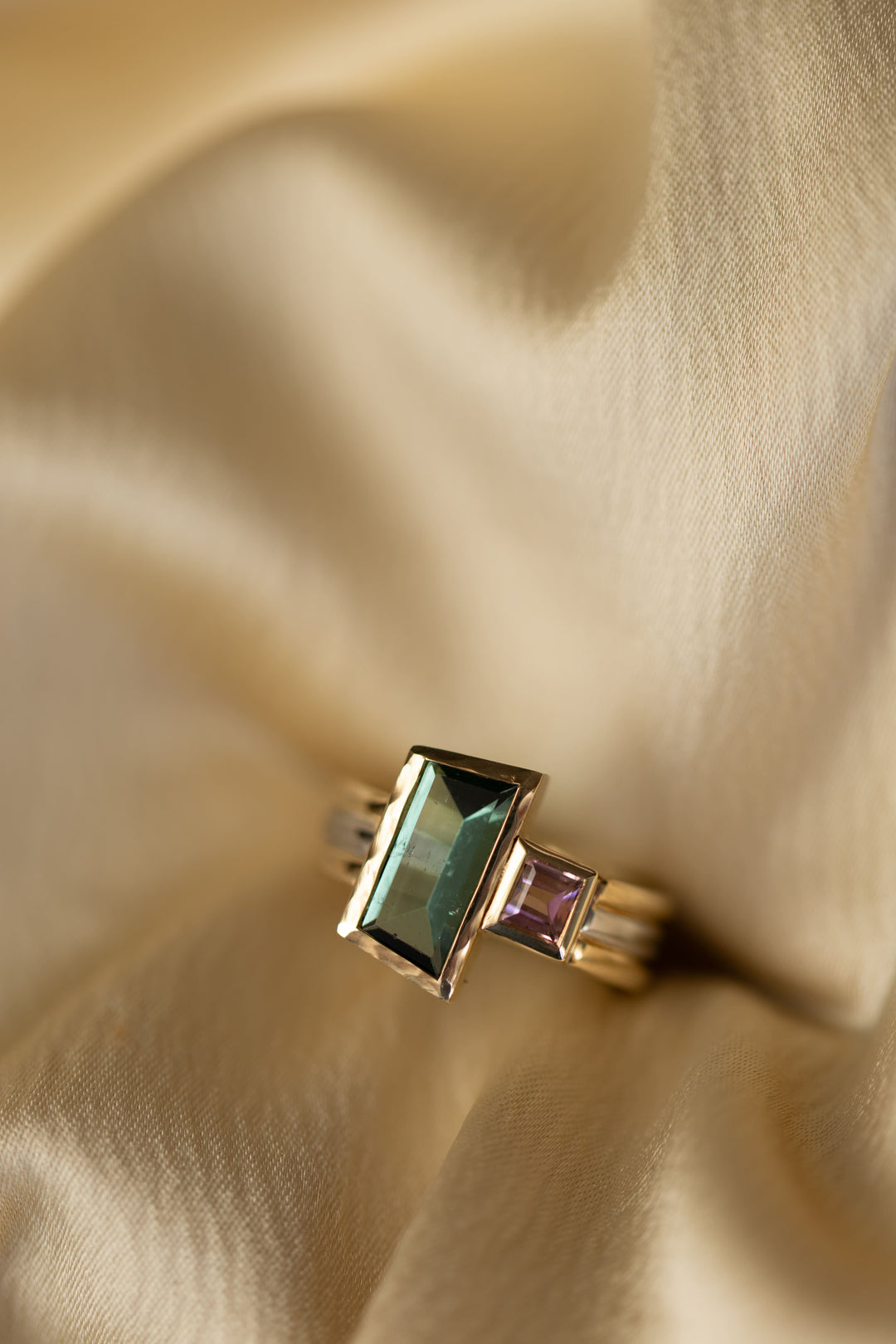 Nahaufnahme des Le Trésor Rings mit leuchtenden Farbsteinen