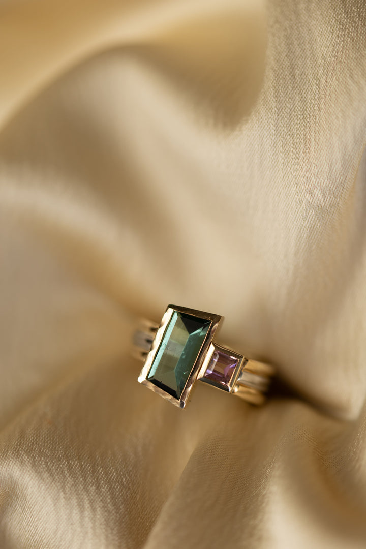 Nahaufnahme des Le Trésor Rings mit leuchtenden Farbsteinen