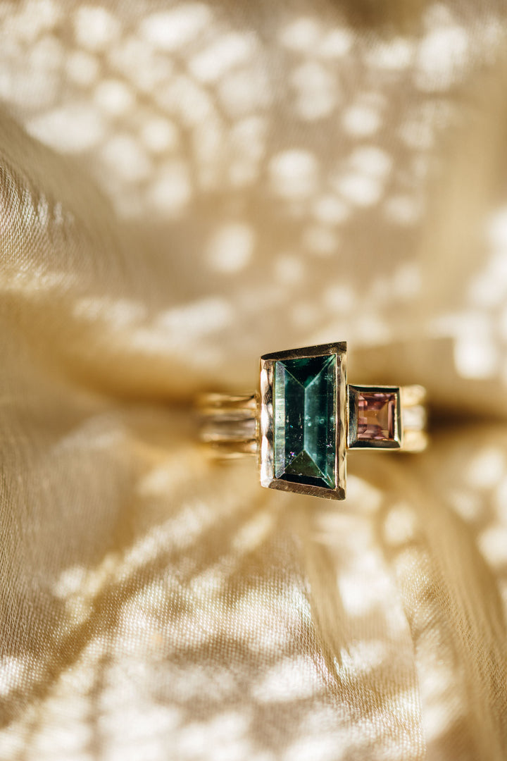 Le Trésor Ring mit grünem und rosafarbenem Stein in Gelbgoldfassung