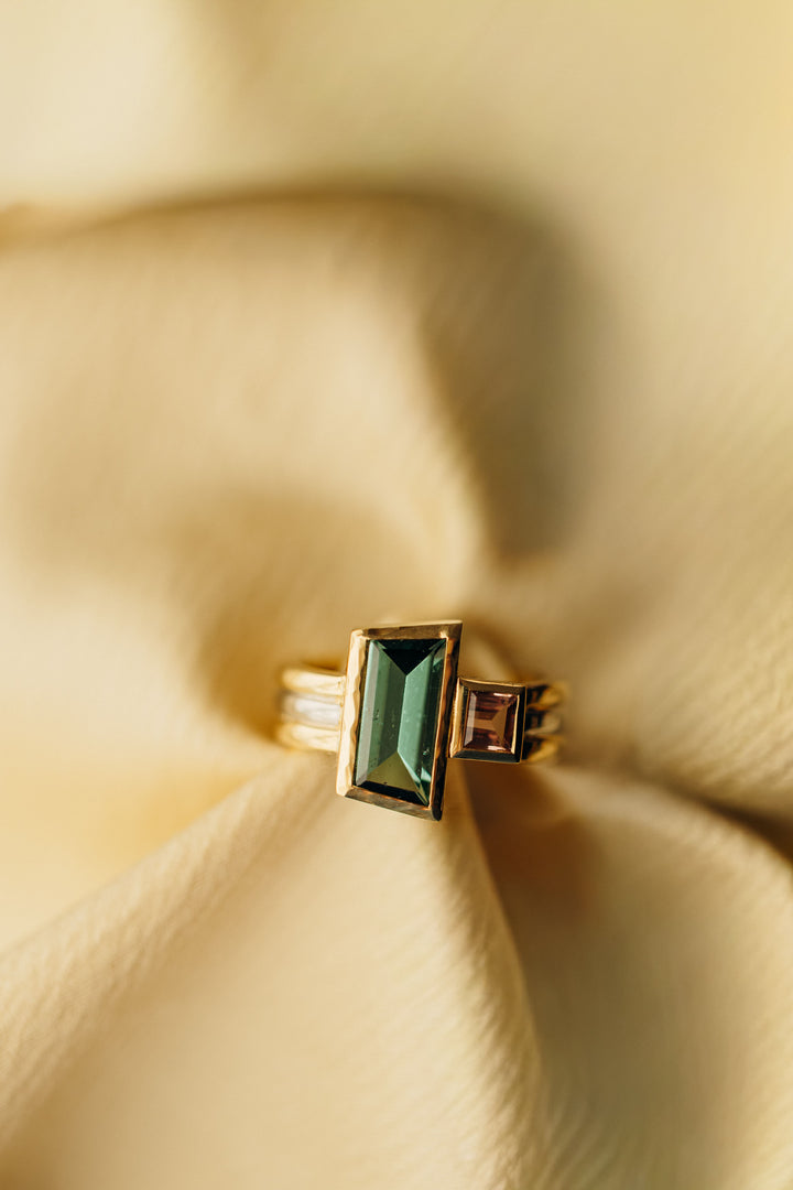 Le Trésor Ring mit grünem und rosafarbenem Edelstein in 18 K Gold