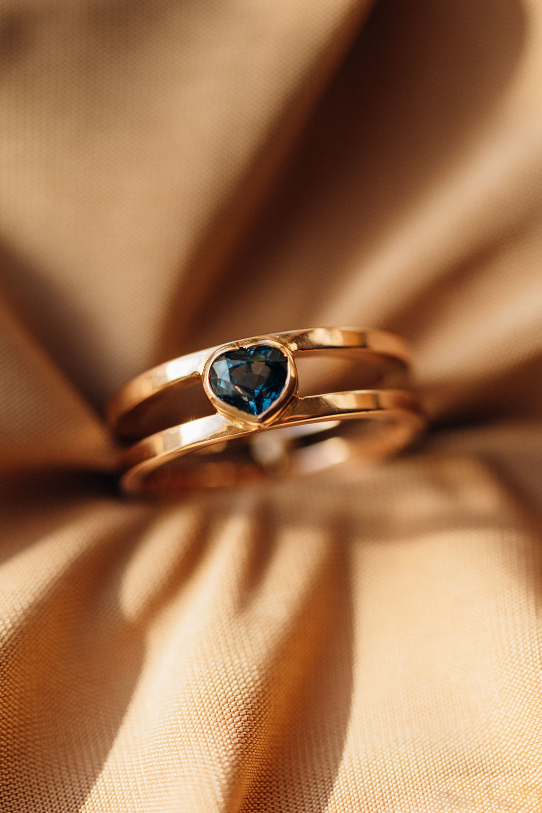 Mon Cœur Ring mit herzförmigem blauem Spinell aus 14-karätigem Roségold auf goldenem Stoff