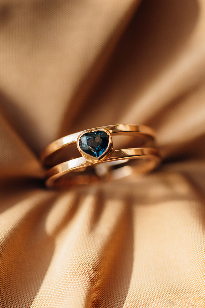 Mon Cœur Ring mit herzförmigem blauem Spinell aus 14-karätigem Roségold auf goldenem Stoff