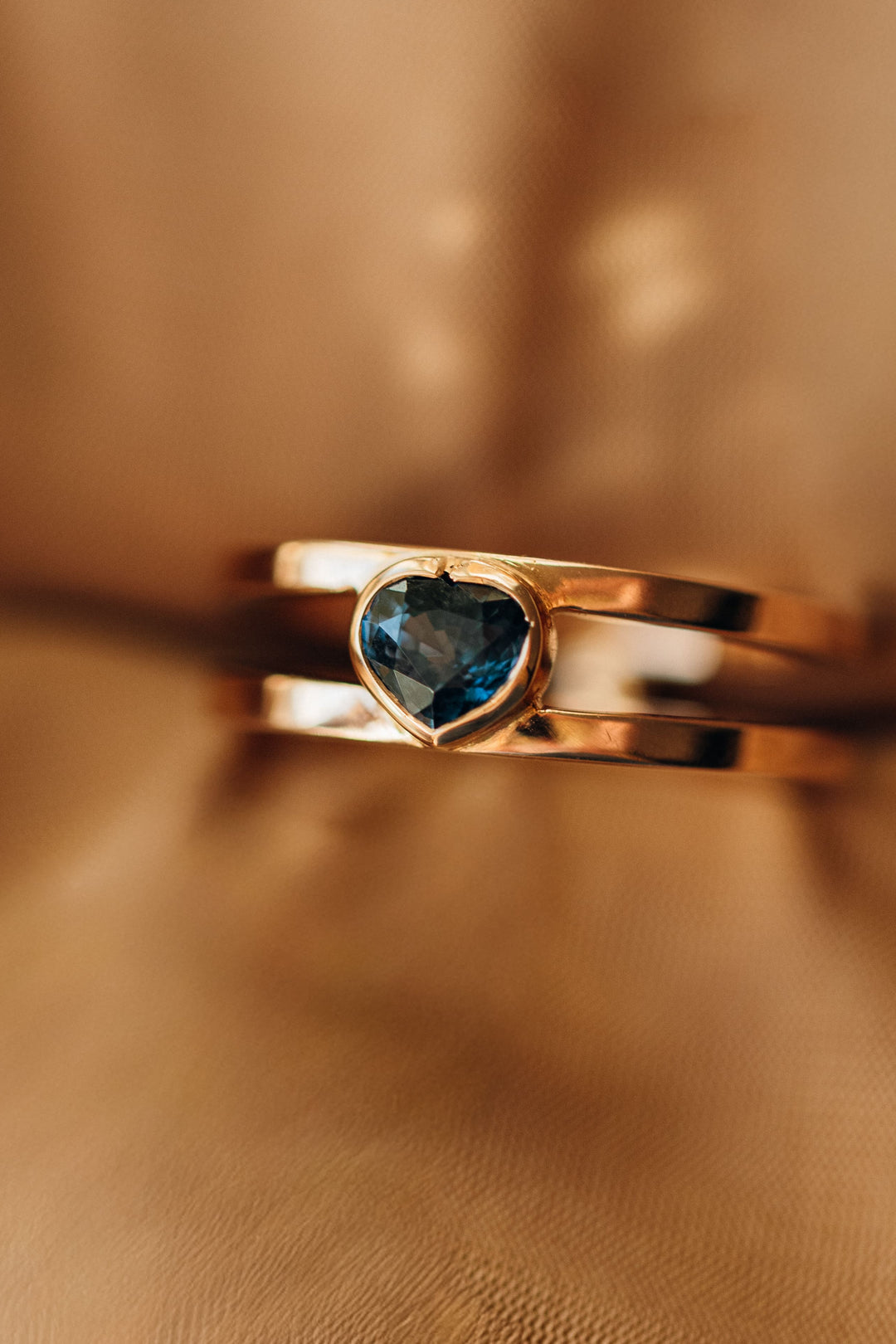 Handgefertigter Mon Cœur Ring mit blauem Spinell in Roségold, Detailaufnahme