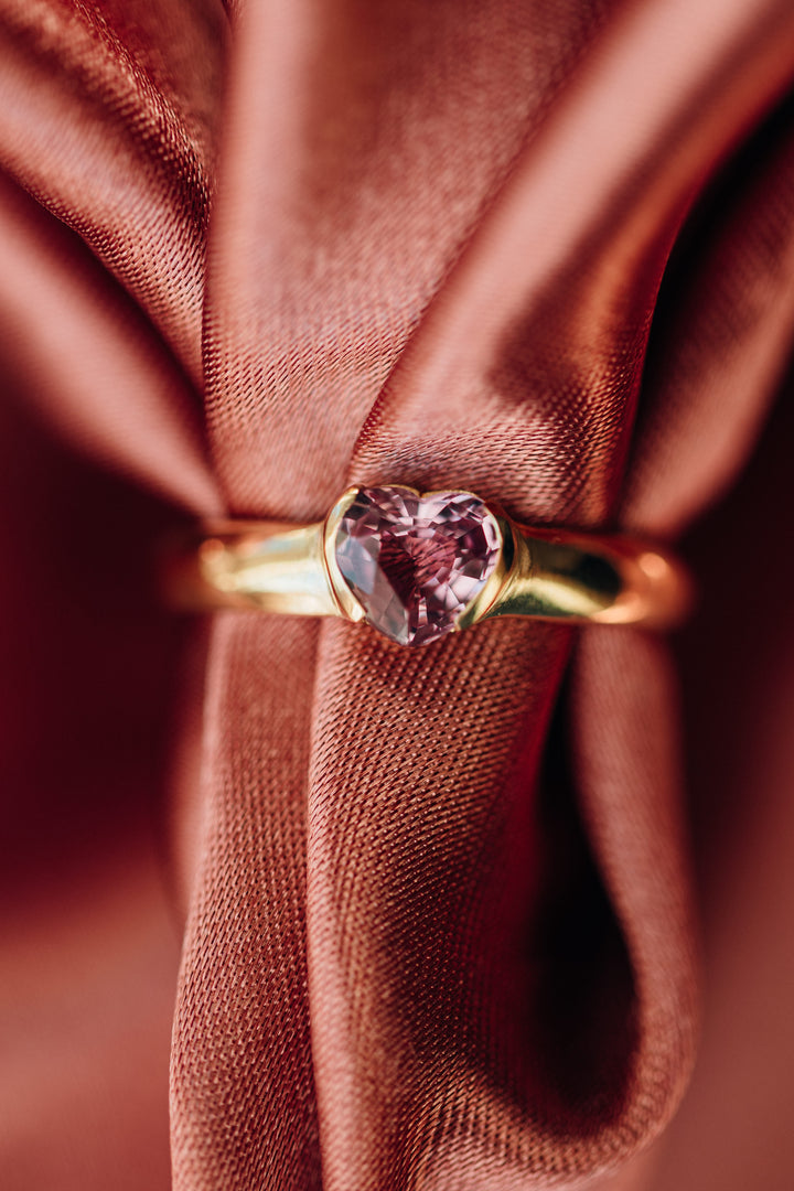 für Liebe, Stärke und Eleganz – ein zartrosa Spinell getragen in Verbindung mit dem Herzen.
Mon Cœur Ring mit herzförmigem rosa Spinell, umrahmt von goldener Fassung