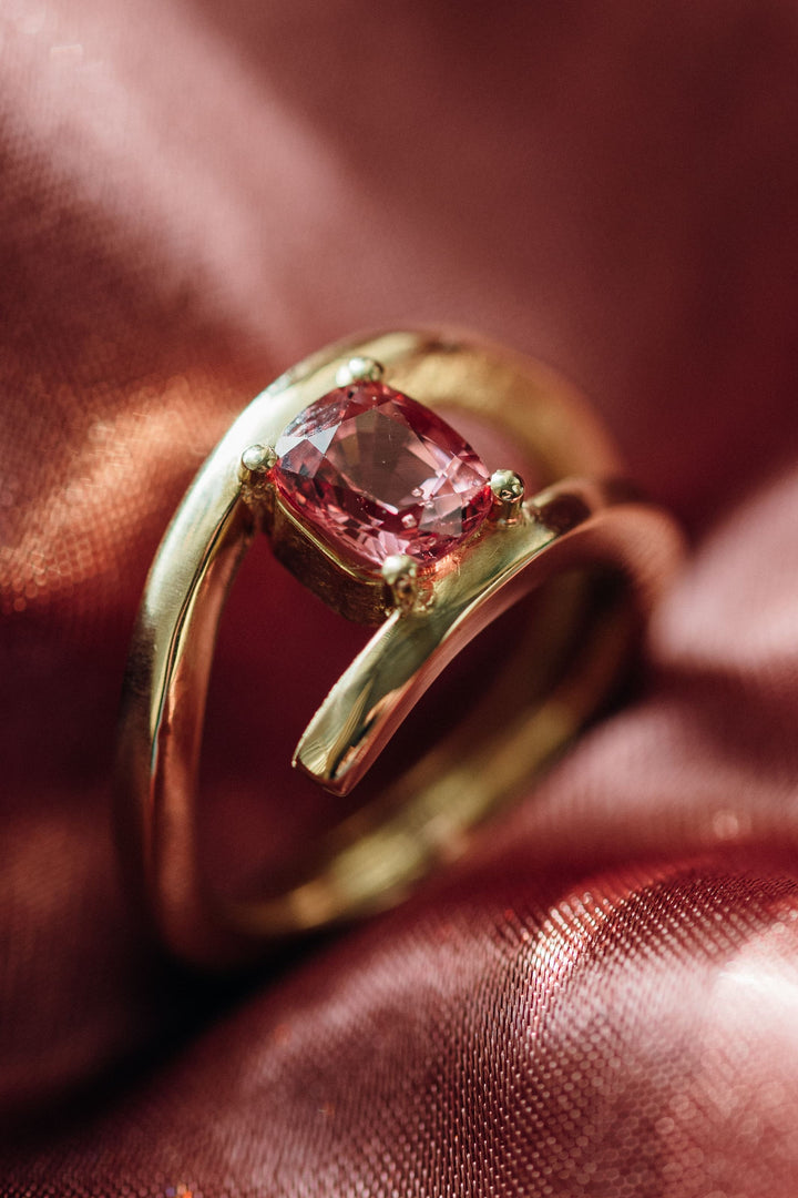 Nahaufnahme des rosafarbenen Spinells im Mon Petit Chou Ring