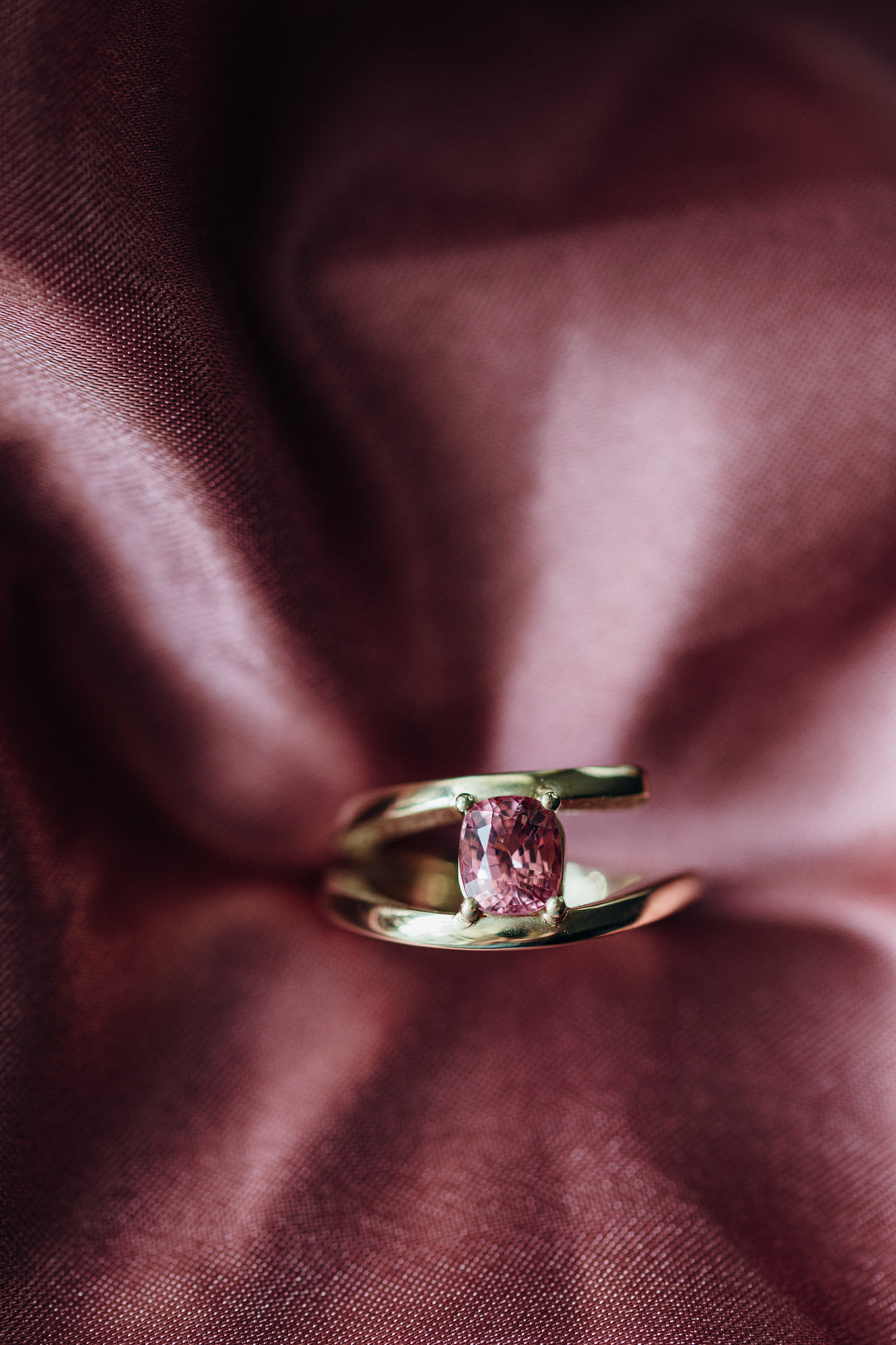 Mon Petit Chou Ring – feiner Spinell in 18 K Gelbgold, modern gefasst