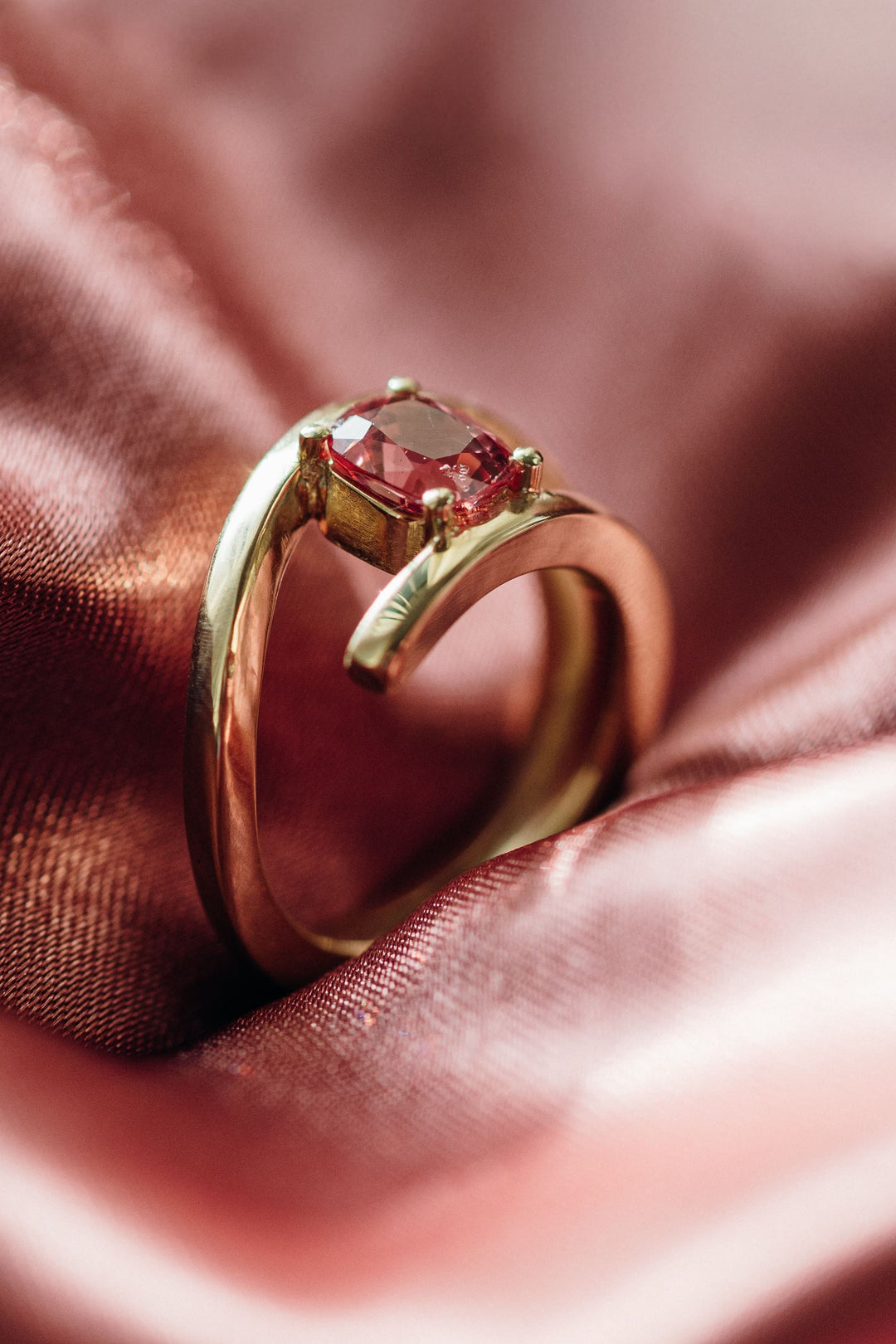 Handgefertigter Mon Petit Chou Ring aus 18 K Gelbgold mit rosafarbenem Spinell