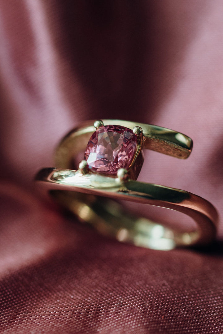 Exklusiver Mon Petit Chou Ring mit rosafarbenem Spinell in Gold