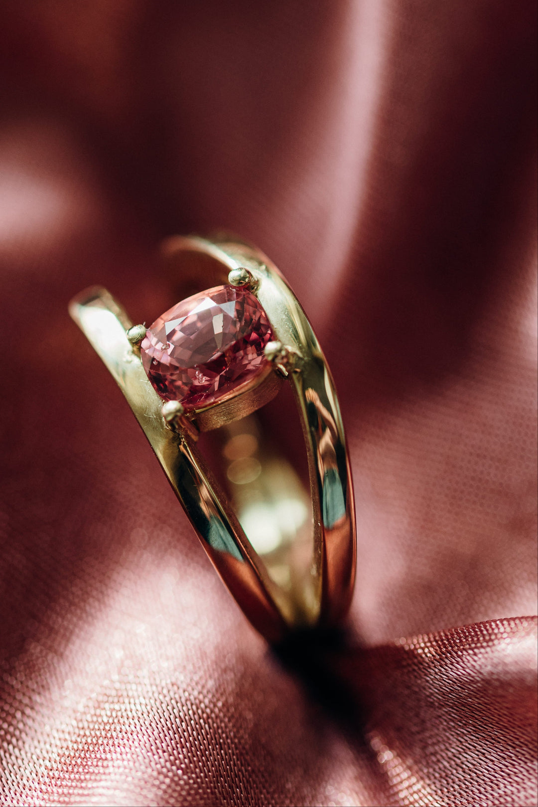 Mon Petit Chou Ring mit rosafarbenem Spinell in 18 K Gelbgold auf roséfarbenem Stoff