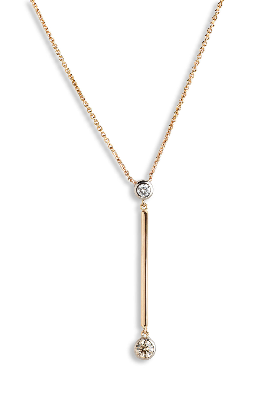 Roségoldene Halskette mit vertikalem Stabanhänger und zwei Brillanten in runder Fassung.