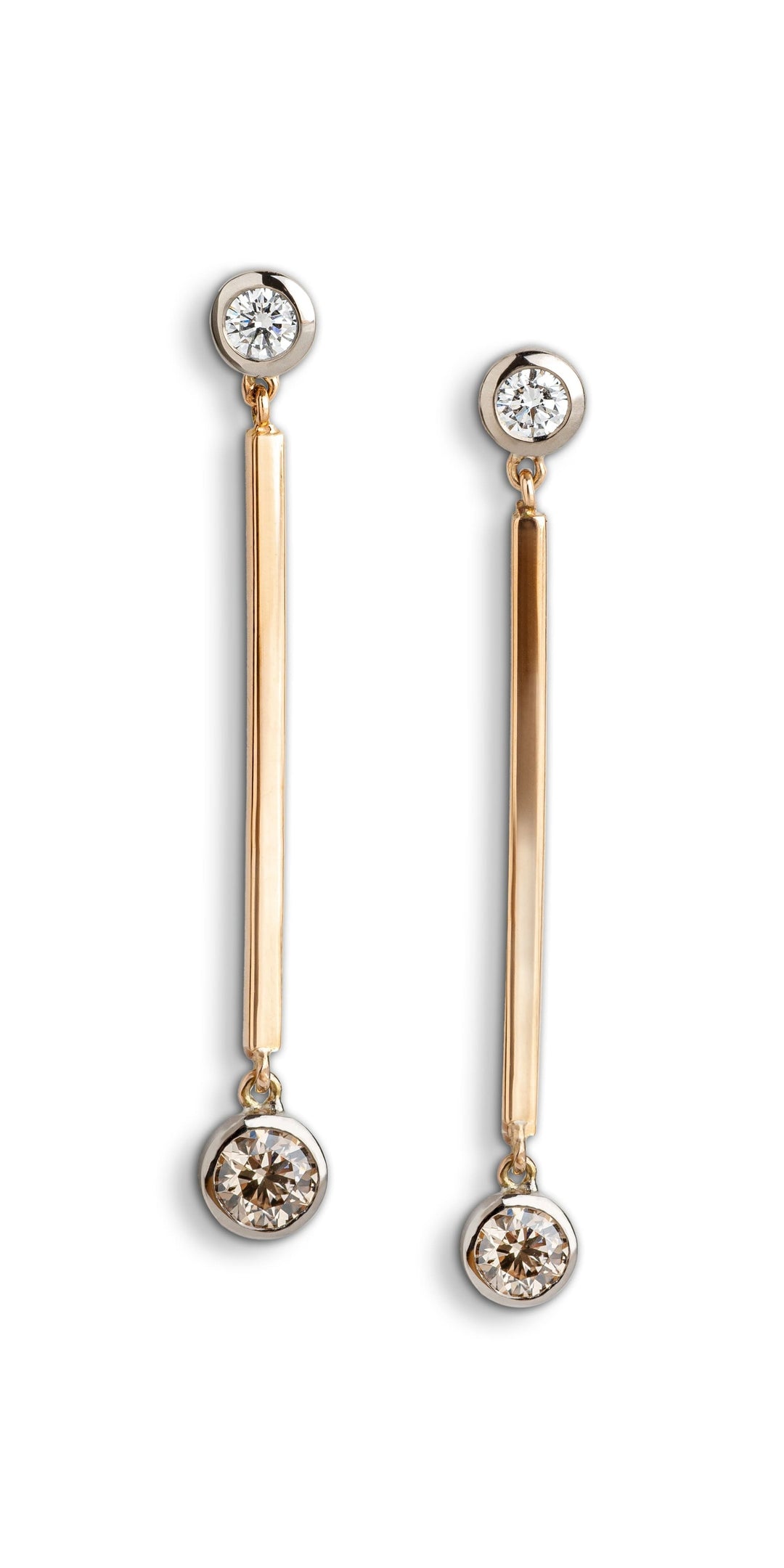 Ohrstecker aus Roségold mit kleinem Brillanten in feiner Tropfenform.